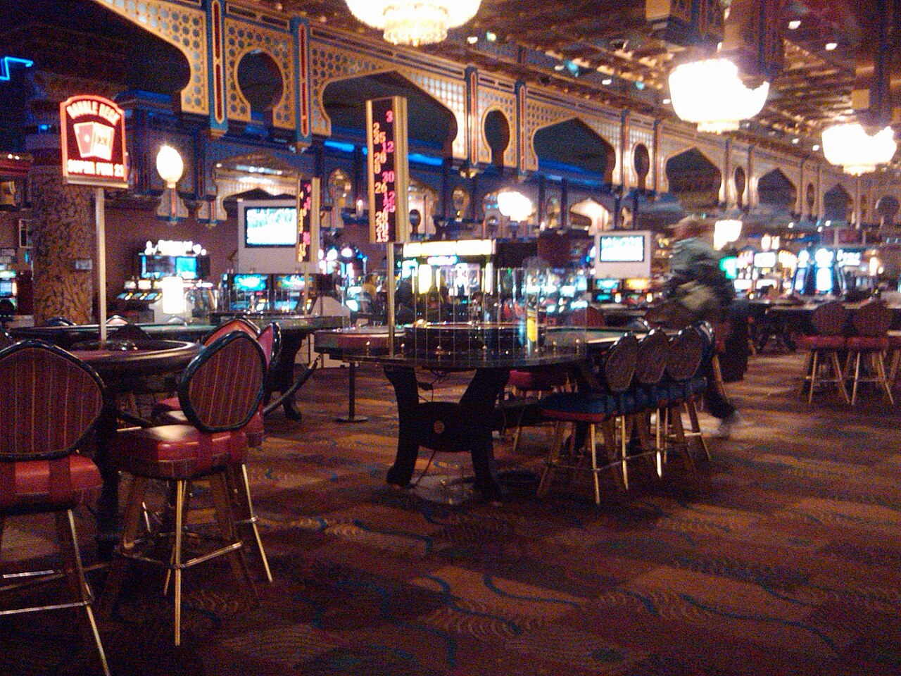 Stijlvolle speeltafels in een luxe casinoomgeving